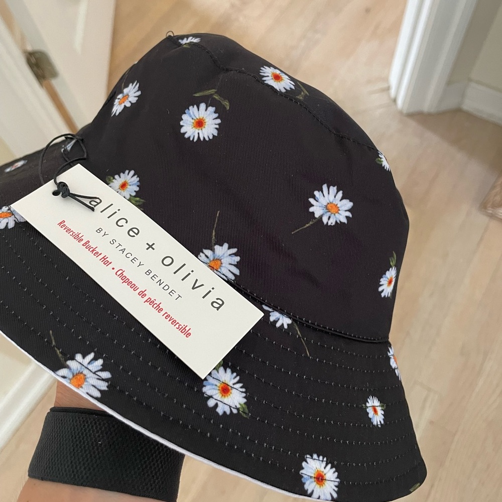Alice + Olivia reversible daisy//white bucket hat. Brand new, tags.